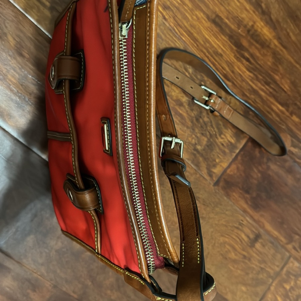 Dooney and Bourke red purse- used/ still in very good condition - Picture 8 of 12